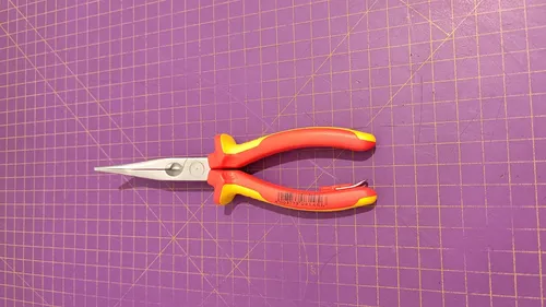KNIPEX 26 26 200 T Flachrundzange VDE - Zangen | Hochwertige Flachrundzange mit 40° Storchenschnabel für präzises Greifen und Biegen von Drähten, ideal für Elektroarbeiten.