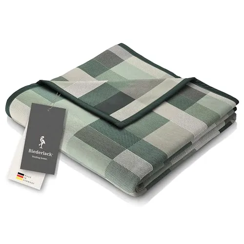 biederlack® Flauschige Kuscheldecke Color Squares Green 150x200 cm - Tagesdecke aus Baumwollmischgewebe, nachhaltig produziert in Deutschland, Öko-Tex zertifiziert und besonders hautsympathisch für ein angenehmes Kuschelgefühl.
