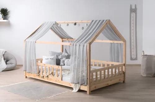 Ticaa Hausbett Kim mit Rausfallschutz aus Kiefer, 100x200 cm - Abenteuerbett für Kinder, höhenverstellbar und aus nachhaltigem Kiefernholz, inklusive Tüll-Set für individuelle Gestaltung und optimalen Schlafkomfort.
