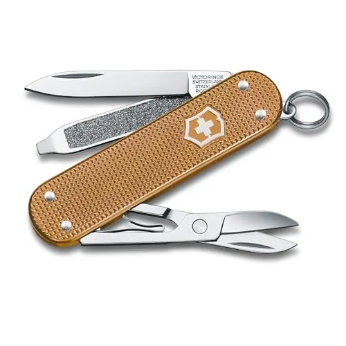 Victorinox Classic SD Alox Colors Wet Sand, 58 mm - Kompaktes Taschenmesser mit 5 Funktionen und eleganten Alox-Schalen in bunten Farben, hergestellt in der Schweiz. Ideal für Alltag und Outdoor-Aktivitäten.