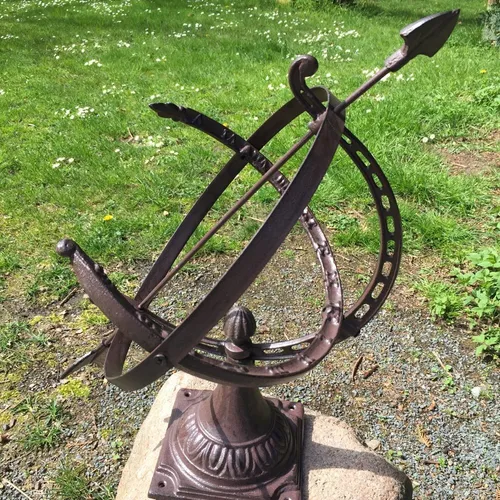 Landhaus Sonnenuhr, Dekoration Garten, Gartenuhr im Kolonialstil, Gartendeko