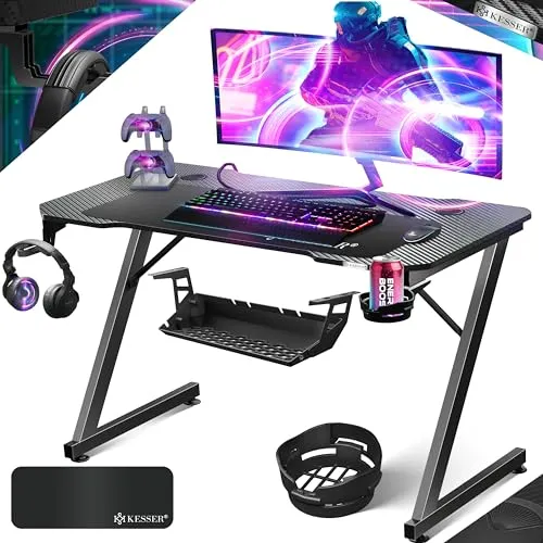 KESSER® Gaming Tisch 120cm x 60cm | Z-Form mit Kopfhörerhaken - Ergonomischer Schreibtisch mit Kohlefaser-Oberfläche und Getränkehalter, ideal für Gamer, die Komfort und Ordnung während des Spielens schätzen.