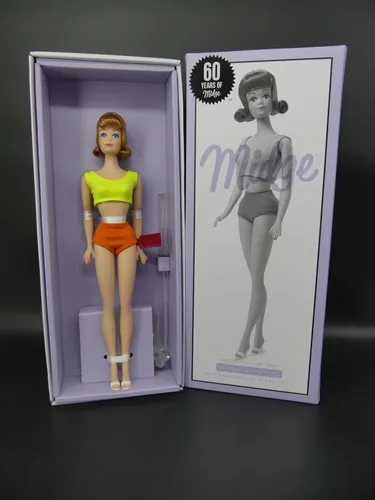 Produktbild Signature Barbie 2023 Gold Label 60th Anniversary Seidenstein MIDGE HJX25 Mattel