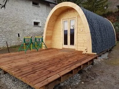 Holzhütte Mobilheim Wochenendhaus – Ideales Campinghaus für Naturfreunde - Gartenhaus aus Kiefernholz mit wasserdichtem Bitumendach. Kompakt und vielseitig für Freizeitaktivitäten, inklusive Holzfußboden und 2 Jahren Herstellergarantie.