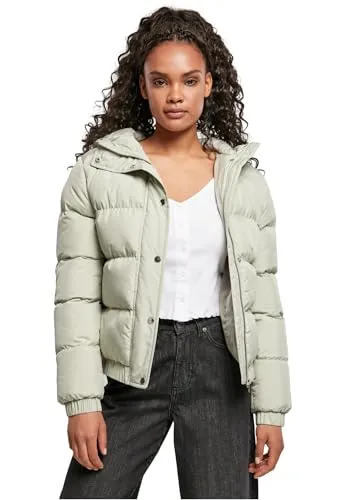 Urban Classics Damen TB1756-Ladies Hooded Puffer Jacket - Softsalvia, XL - Funktionsjacke für Damen, kurz geschnitten und winddicht, ideal für kalte Tage. In 6 Farben erhältlich, perfekt für Streetwear-Looks. Hochwertiges Material sorgt für höchsten Tragekomfort.