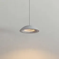 s.luce Pendelleuchte Santa Air Ø 11cm, Dimmbar in Weiß - Moderne Pendelleuchte für stilvolle Räume, mit flacher Bauform und warmem Licht. Ideal über Esstischen oder Küchen-Tresen für ein einladendes Ambiente.
