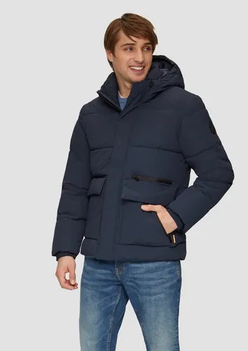 QS Herren Steppjacke mit Kapuze, Blau 5883, M - Funktionsjacke mit Stehkragen und fixierter Kapuze, ideal für kühle Tage, bietet optimalen Komfort und stilvollen Look.