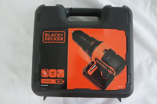 Black & Decker BDCDD186KB Akku-Bohrschrauber 18V mit 2 Akkus - Akkuschrauber mit 18V Leistung und zwei Gängen für präzises Bohren in Holz und Metall. Inklusive LED-Arbeitsleuchte und langlebigen Lithium-Ionen-Akkus für maximale Effizienz.