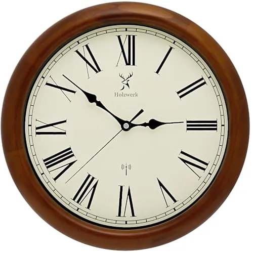 Holzwerk WILDBERG Funk Wanduhr 35cm – Natur Vintage Retro - Elegante Funk Wanduhr aus handgefertigtem Naturholz mit römischen Ziffern. Das nahezu lautlose Uhrwerk sorgt für Ruhe im Raum. Ideal für Büro und Schlafzimmer. Maße: Ø 35 cm, Tiefe 5,5 cm. Jedes Stück ist ein einzigartiges Unikat!