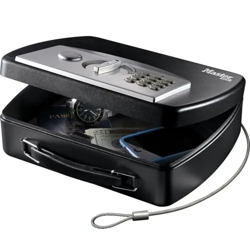 MASTER LOCK Tragbarer Tresor P008EML mit Kabel und Zahlenschloss - Zahlenschloss: Kompakter Tresor für Reisen und Büro, ideal zur Sicherung von Wertsachen wie Smartphones und Bargeld. Robuste Stahlkonstruktion mit digitaler Kombination für optimale Sicherheit.