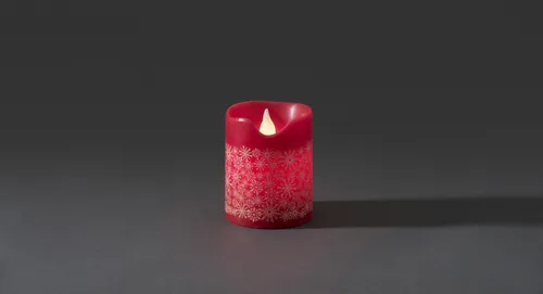 Konstsmide - LED Echtwachskerze, rot, zerlaufene Wachsoptik,weißes Muster mit weißen Schneeflocken, 4h und 8h Timer, 1 warm weiße Diode, batteriebetrieben, Innen, ; 1957-555