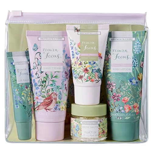 Heathcote and Ivory Flower of Focus Top to Toe Kit - Hautpflegesets & -kits mit 5 veganen Essentials für Wohlbefinden und Fokus, angereichert mit ätherischen Ölen für Energie und Widerstandsfähigkeit.