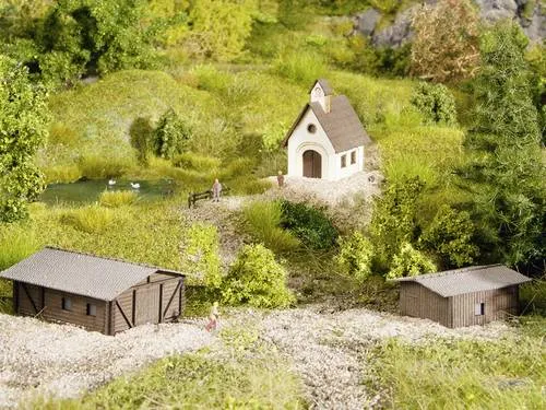 NOCH 44315 Z Kleingebäude-Set - 3-teiliges Set für Landschaftsbau, inklusive Feldscheunen und Kapelle, ideal zur detailgetreuen Gestaltung ländlicher Szenen und als Treffpunkt für besondere Anlässe.
