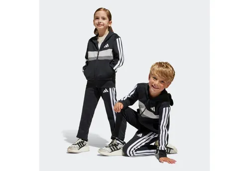 adidas Sportswear Trainingsanzug SEASONAL ESSENTIALS TIBERIO 3-STREIFEN KIDS (2-tlg) schwarz 116 EU - Stylischer 2-teiligiger Trainingsanzug für Kids, ideal für sportliche Aktivitäten. Hergestellt aus weichem Baumwollmix für hohen Tragekomfort. Maschinenwaschbar und pflegeleicht.
