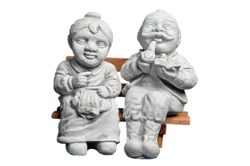 Gartenfigur Opa und Oma auf Einer Bank, H. 25 cm in grau von gartendekoparadies