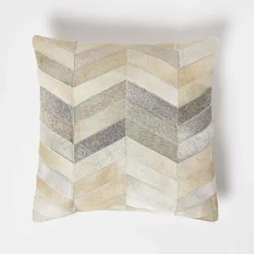 Homescapes Patchwork-Kissen Chevron-Muster, Lederkissen 45x45 cm, Fellkissen Creme-grau-beige, Dekokissen mit Füllung