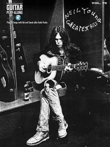 Neil Young Guitar Play-Along Volume 79 (Taschenbuch) von Hal Leonard