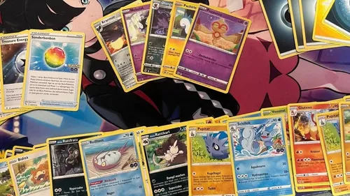 Pokémon Karten Set mit 20 Holos – Deutsch, 200 zufällig sortierte Karten - Entdecke 200 zufällig sortierte Pokémon-Karten auf Deutsch, einschließlich 20 schimmernder Holos! Ideal für Sammler und Spieler – jeder Satz ist einzigartig und bietet endlosen Sammelspaß.