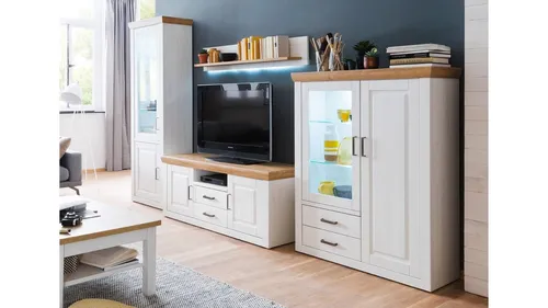 Wohnwand Brixen 1 in Pinie Weiß Eiche - TV-Möbel & Schrankwände, modernes Landhausdesign mit 4 Teilen, inklusive Lowboard, Regal, Vitrine und Highboard, bietet viel Stauraum und stilvolle Akzente für Ihr Wohnzimmer.