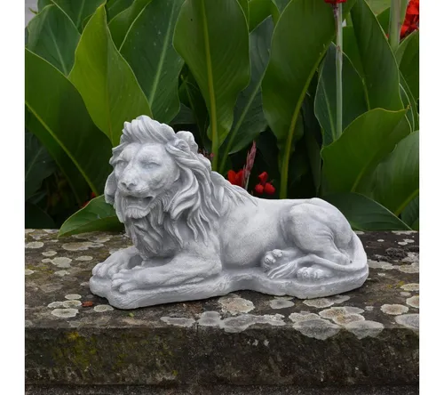 gartendekoparadies.de Gartenfigur Liegender Löwe - Frostsicher, H. 25 cm - Figuren: Frostsichere Gartenfigur in Form eines liegenden Löwen, der jeden Garten zum Blickfang macht und mit Podesten stilvolle Akzente setzt.