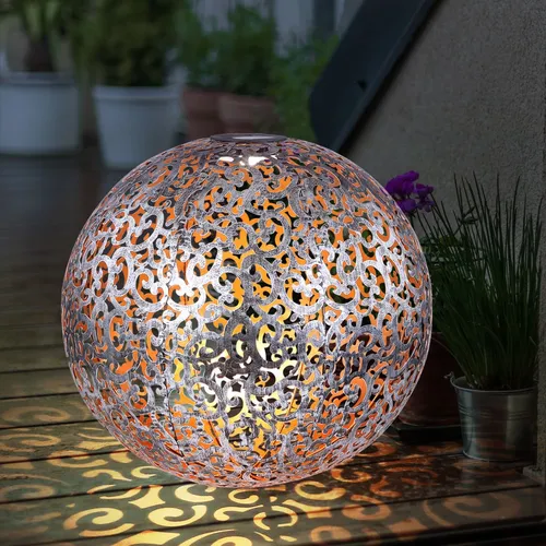 Solarleuchte Windlicht Gartenkugel mit LED, antik silbergrau - Lampen für den Außenbereich, stilvolles Design mit warmweißer LED-Beleuchtung, bis zu 8 Stunden Leuchtdauer und IP44 Schutz für wetterbeständige Nutzung.