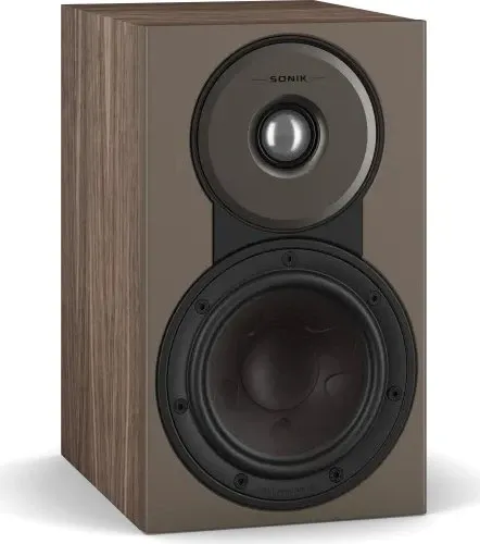 DALI Sonik 1 (Walnuss) - Kompakter HiFi-Lautsprecher - Erleben Sie beeindruckenden Klang mit dem DALI SONIK 1. Der superkompakte Lautsprecher eignet sich perfekt für Musik, TV und Heimkino und lässt sich mühelos auf Regalen oder an Wänden montieren.