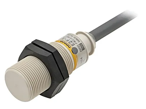E2F-X5F1 2M Sensor: induktiv OUT: PNP / NO 0-5mm M18 Anschlüsse: Leitungen OMRON