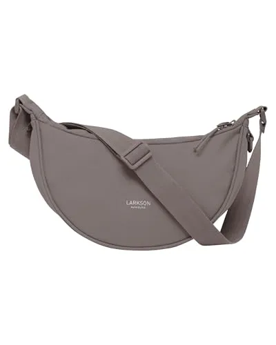 LARKSON Crossbody Bag Damen & Herren Braun - Solveig Small - Wasserabweisende Umhängetasche im Halbmond Style - Vielseitige Crossbody Bag im modernen Halbmond-Design. Mit verstellbarem Schultergurt und praktischer Organisation für schnellen Zugriff auf wichtige Dinge. Hergestellt aus robustem, recyceltem Material für stilvolle und nachhaltige Looks.