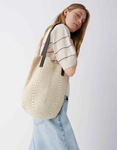 OPUS Shopper in Häkeloptik mit Schultergurt und Druckknopf - Stylische Shopper Bag im Boho-Stil aus hochwertiger Baumwolle. Mit robustem Schultergurt und festem Griff bietet sie viel Platz für deine Essentials und wird zum idealen Begleiter für jeden Anlass.