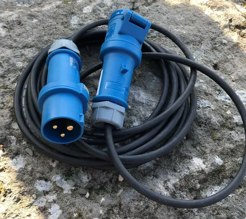 REV CEE Verlängerungskabel 5m IP44 für Caravan - CEE-Verlängerungskabel, 5m lang, ideal für Caravan und Camping. Robuste Gummiummantelung und maximale Belastbarkeit von 3680W für sichere Nutzung im Freien.