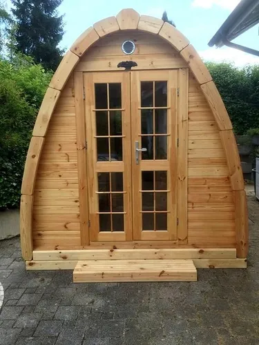 Gartensauna Saunahütte Holzsauna für 6 Personen - Geräumige Außensauna aus Naturholz mit Platz für bis zu 6 Personen. Ideal für entspannende Stunden im Freien. Maße: 4.8 x 2.4 x 2.6 m, elektrisch beheizt und mit 2 Jahren Herstellergarantie.