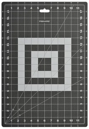 Fiskars A3 Schneidematte 30 cm x 45 cm - Hochwertige Schneidematte mit selbstheilender Oberfläche, ideal für Näh- und Patchworkarbeiten. Mit praktischen Winkel-Angaben für präzises Schneiden.