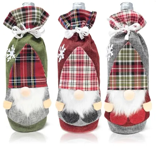 com-four® 3x Weinflaschen-Flaschenüberzug - Flaschenbeutel im Weihnachtsdesign - Flaschendeko für den Weihnachtstisch - Flaschen-Wichtel als Geschenkverpackung (rot + weiß + grau - kariert)