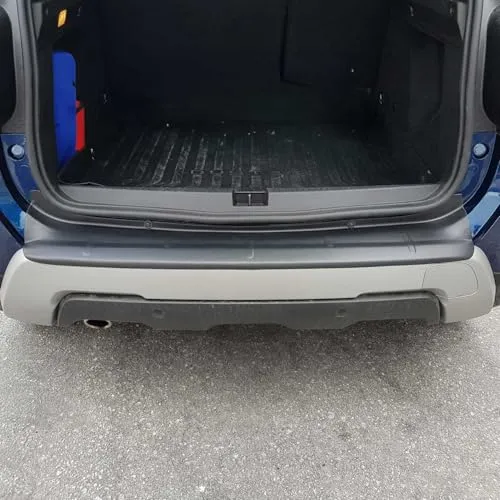 OMAC Ladekantenschutz für Dacia Duster 2018-2021 - Stoßstangenschutz aus langlebigem Acryl, selbstklebend für einfache Montage. Schützt die Ladefläche effektiv vor Kratzern und Stößen.