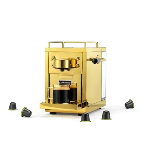 Sjöstrand The Original Kapsel-Kaffeemaschine - Gold - Kaffeemaschine mit skandinavischem Design und 19-Bar-Hochdruckpumpe für perfekten Kaffeegenuss. Programmierbare Tassengrößen und 1,2-Liter-Wassertank bieten Flexibilität und Komfort.