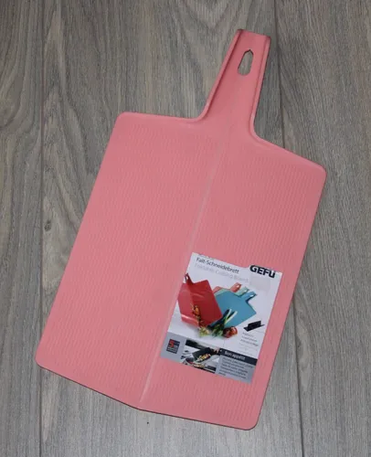 GEFU 13975 Falt-Schneidebrett LAVOS - Rutschfest und Klingenschonend - Hackbretter mit Klappfunktion für einfaches Umfüllen, ergonomischem Softtouch-Griff und rutschfester Unterseite für sicheren Halt.