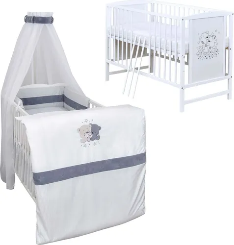 Baby-Delux Babybett Gitterbett Mia weiß 120×60 inkl. Matratze & Bettwäsche Set - Hochwertiges Babybett aus massivem Kiefernholz in strahlendem Weiß. Komplettset mit hypoallergener Matratze und süßer Bettwäsche für gemütliche Nächte. 3-fach höhenverstellbarer Lattenrost und herausnehmbare Schlupfsprossen für wachsende Kinder.