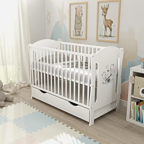 Baby-Delux Babybett Lia 120x60 cm - Weiß mit Teddy-Motiv und Schublade - Charmantes Babybett aus Kiefer-Massivholz mit verspieltem Teddy-Motiv. Praktische Schublade für Stauraum und herausnehmbare Schlupfsprossen fördern die Unabhängigkeit Ihres Kindes. Inkl. waschbarer Schaumstoffmatratze.