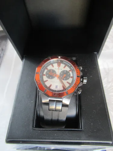 EDOX Delfin The Original Chrono 10112-357GRNCA-BRNR Herrenuhr - Chronograph mit 20 ATM Wasserdichtigkeit, ideal für Taucher und Abenteurer. Edox Uhren vereinen Stil und Funktionalität.