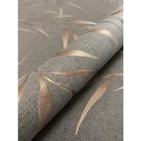 Newroom Vliestapete Aissa Braun – Florale Eleganz für Ihr Zuhause - Braune Vliestapete mit strukturiertem Blumenmuster, ideal für ein harmonisches Wohnambiente. Die 3D-Optik bringt natürliche Schönheit und Wärme in jeden Raum.