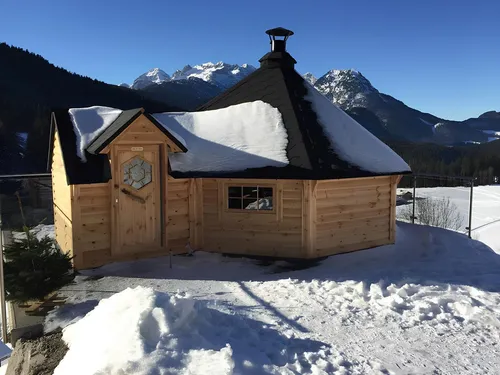 Grillhütte Haus Finnische Grillkota - Skandinavisches Gartenhaus mit 5 Fenstern, isoliert und wasserdicht. Ideal für gemütliche Grillabende im Freien, einfach montierbar und abschließbar.