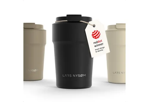 LARS NYSØM Thermo Kaffeebecher to go 0,38 l | Auslaufsicherer Edelstahl Travel Mug - Der LARS NYSØM Thermo Kaffeebecher ist die ideale Lösung für unterwegs. Mit doppelwandiger Vakuumisolierung hält er Getränke bis zu 4 Stunden heiß und 8 Stunden kalt. Perfekt für Auto-Getränkehalter und rutschfest dank Silikonboden.
