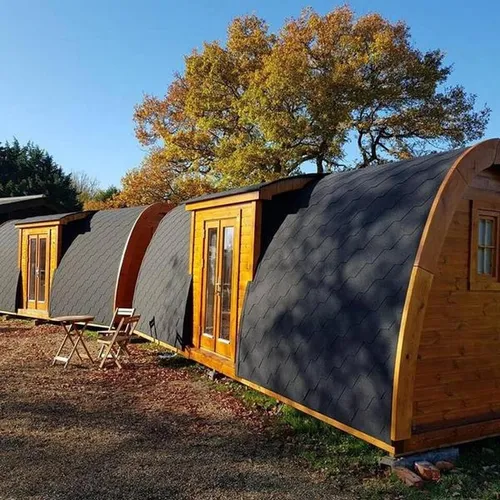 Gartenhaus Holzhütte - Skandinavisches Tiny House für den Garten - Gartenhaus aus hochwertigem Kiefernholz mit wasserdichtem Halbwalmdach. Ideal für Wochenendtrips oder als Freizeitraum. Mit 2 Fenstern und 1 Tür für viel Licht und Komfort.