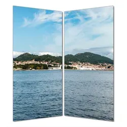 Wallario Duschrückwand 160 x 180 cm - Selbstklebend mit Stadtmotiv zwischen Bergen und Meer - Moderne Duschrückwand mit Hochglanzlaminat in Glasoptik. Pflegeleicht und langlebig, ideal für die meisten Untergründe. Verwandeln Sie Ihre Dusche in eine stilvolle Oase!