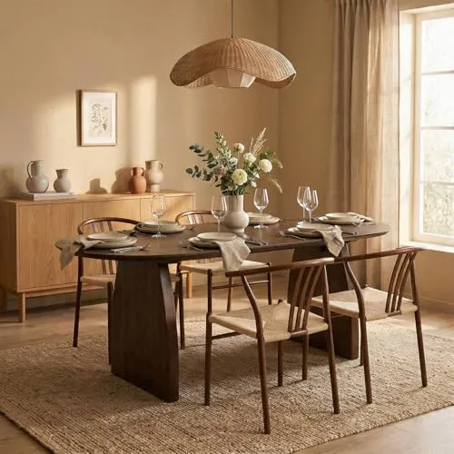 Esstisch AKOLA oval 200 x 90 cm aus Mangoholz – stilvoller Esszimmertisch für 6-8 Personen - Der Esstisch AKOLA aus massivem Mangoholz überzeugt mit seiner ovalen Tischplatte und markanten Wangenbeinen. Ideal für gesellige Runden, bietet er Platz für bis zu 8 Personen und bringt natürliche Wärme in Ihr Zuhause.