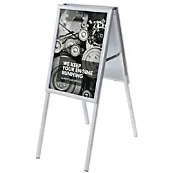 Showdown-Displays Kundenstopper Outdoor DIN A2 - Prospektständer mit stabiler Metallrückwand, ideal für Innen- und Außenbereiche, spritzwassergeschützt und mit Schnellwechselrahmen für einfache Nutzung.