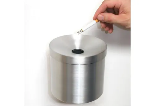 SZ-Metall Aschenbecher 29748, Wandascher aus Aluminium, 2 Liter, silber - Aschenbecher für Innen- und Außenbereich, mit 2 Litern Fassungsvermögen, 100% witterungsbeständig und klappbarem Behälter-Einsatz aus robustem Aluminium.