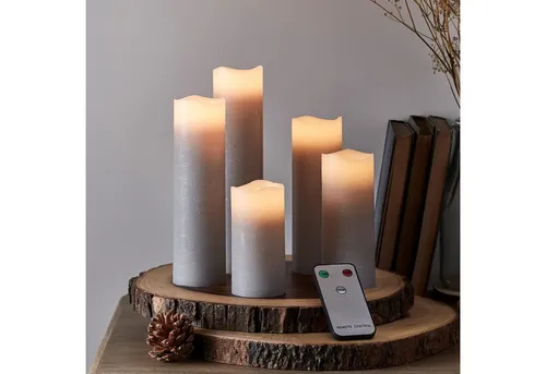 Lights4fun LED-Kerze 5er Set Stumpenkerzen mit Fernbedienung - Stimmungsvolle Echtwachs-Kerzen in Grau, ideal für eine sichere und gemütliche Atmosphäre, steuerbar per Fernbedienung.