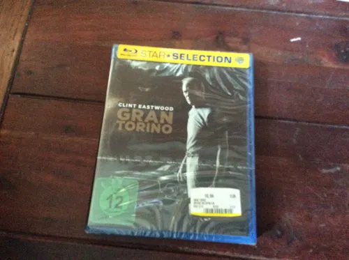 Gran Torino Blu-Ray mit Clint Eastwood - Filme, FSK 12, beeindruckendes Drama mit Clint Eastwood in der Hauptrolle, jetzt in hochwertiger Blu-Ray-Qualität.