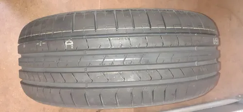 Pirelli P Zero PZ4 MO 225/40 R19 Sommerreifen - Hochleistungs-Sommerreifen für PKWs mit exzellenter Nasshaftung (Klasse A) und hoher Geschwindigkeit bis 270 km/h. Ideal für sportliche Fahrer, die Leistung und Sicherheit suchen.